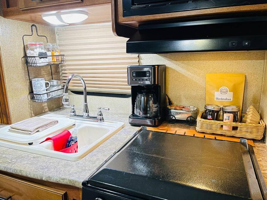 Апартаменты Secluded Rv With Private Hot Tub Rutherfordton Экстерьер фото