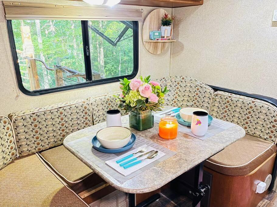 Апартаменты Secluded Rv With Private Hot Tub Rutherfordton Экстерьер фото