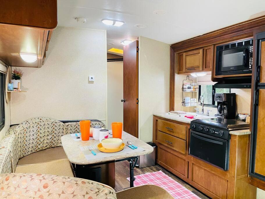 Апартаменты Secluded Rv With Private Hot Tub Rutherfordton Экстерьер фото