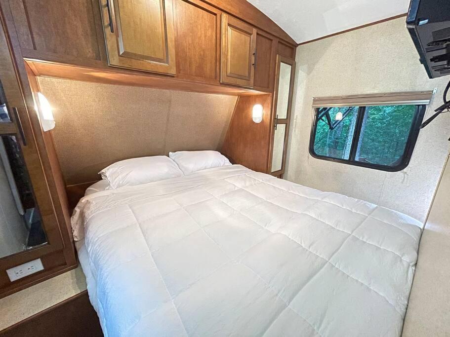 Апартаменты Secluded Rv With Private Hot Tub Rutherfordton Экстерьер фото